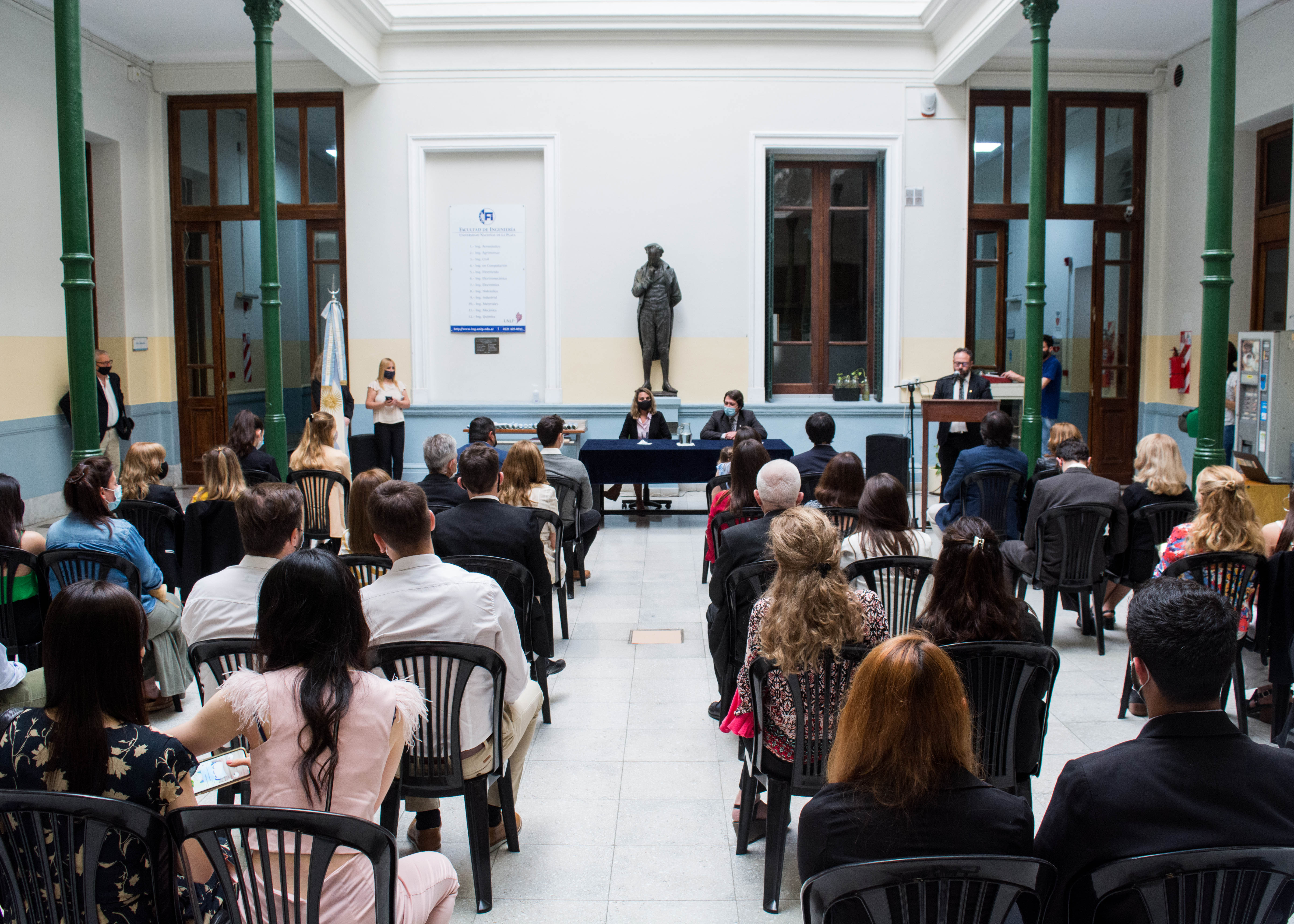 Acto académico en el Patio Volta.