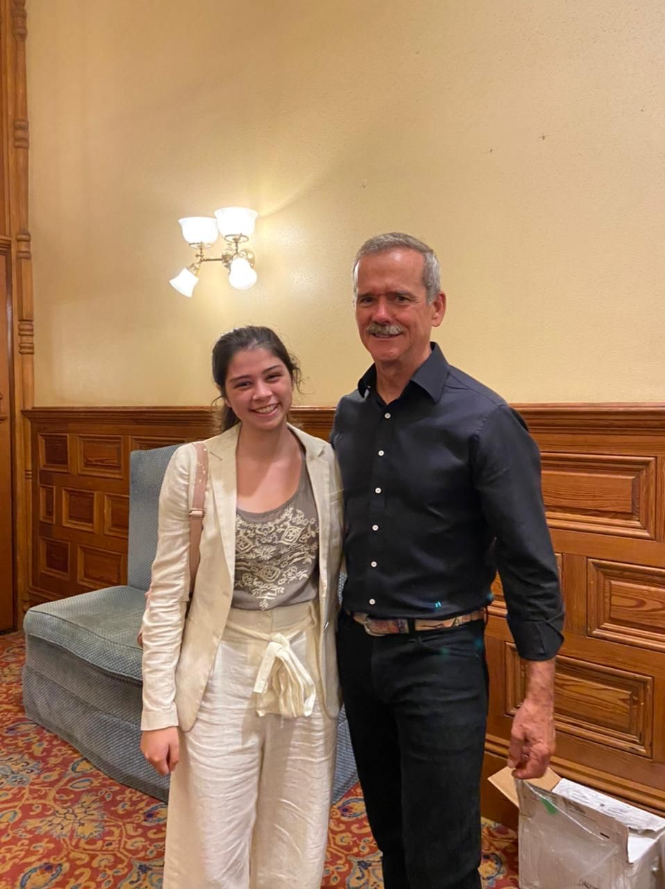 Avril junto al astronauta canadiense Chris Hadfield.
