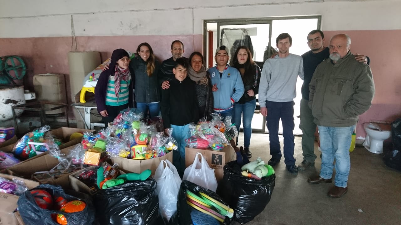 Entrega de juguetes a la "Obra del Padre Cajade"