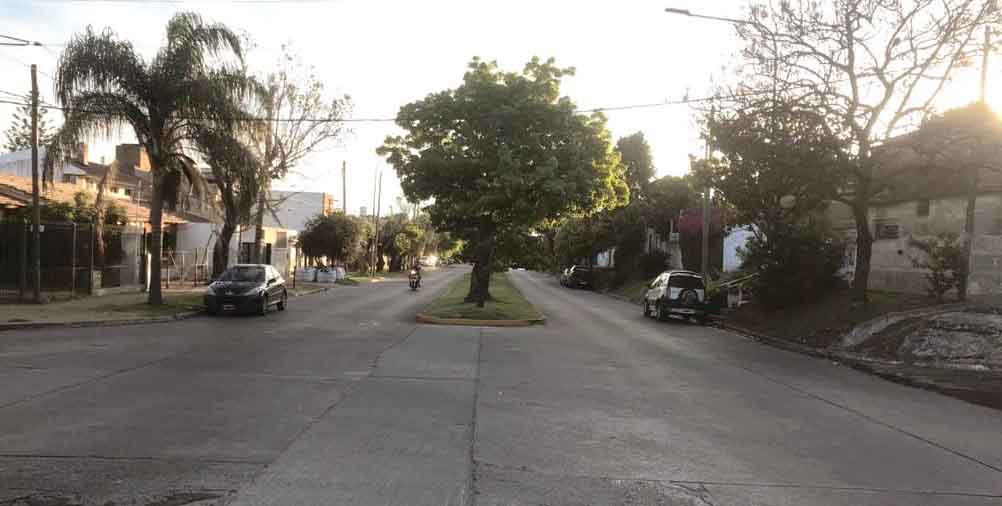 Contraste altura de las casas sobre calle 528 en Tolosa (La Plata).