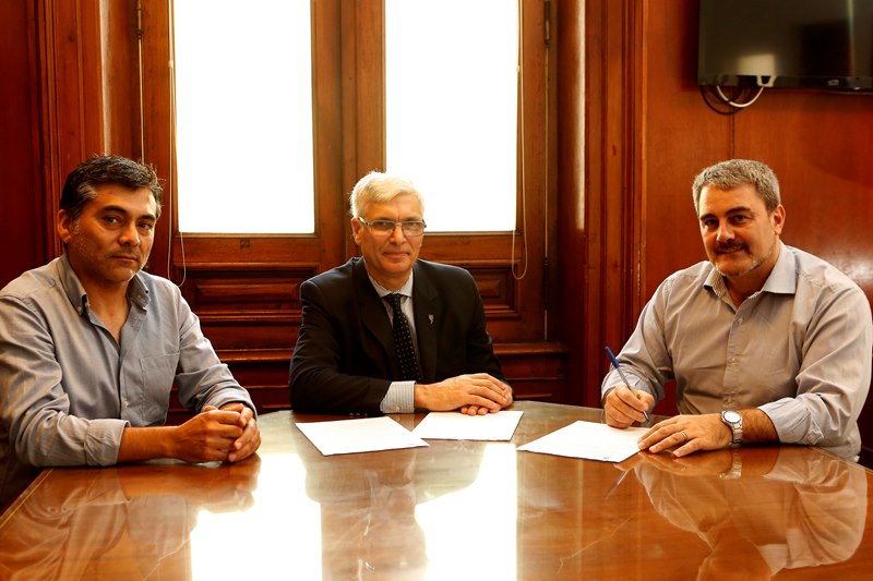Firma del convenio entre la UNLP y CALPO.