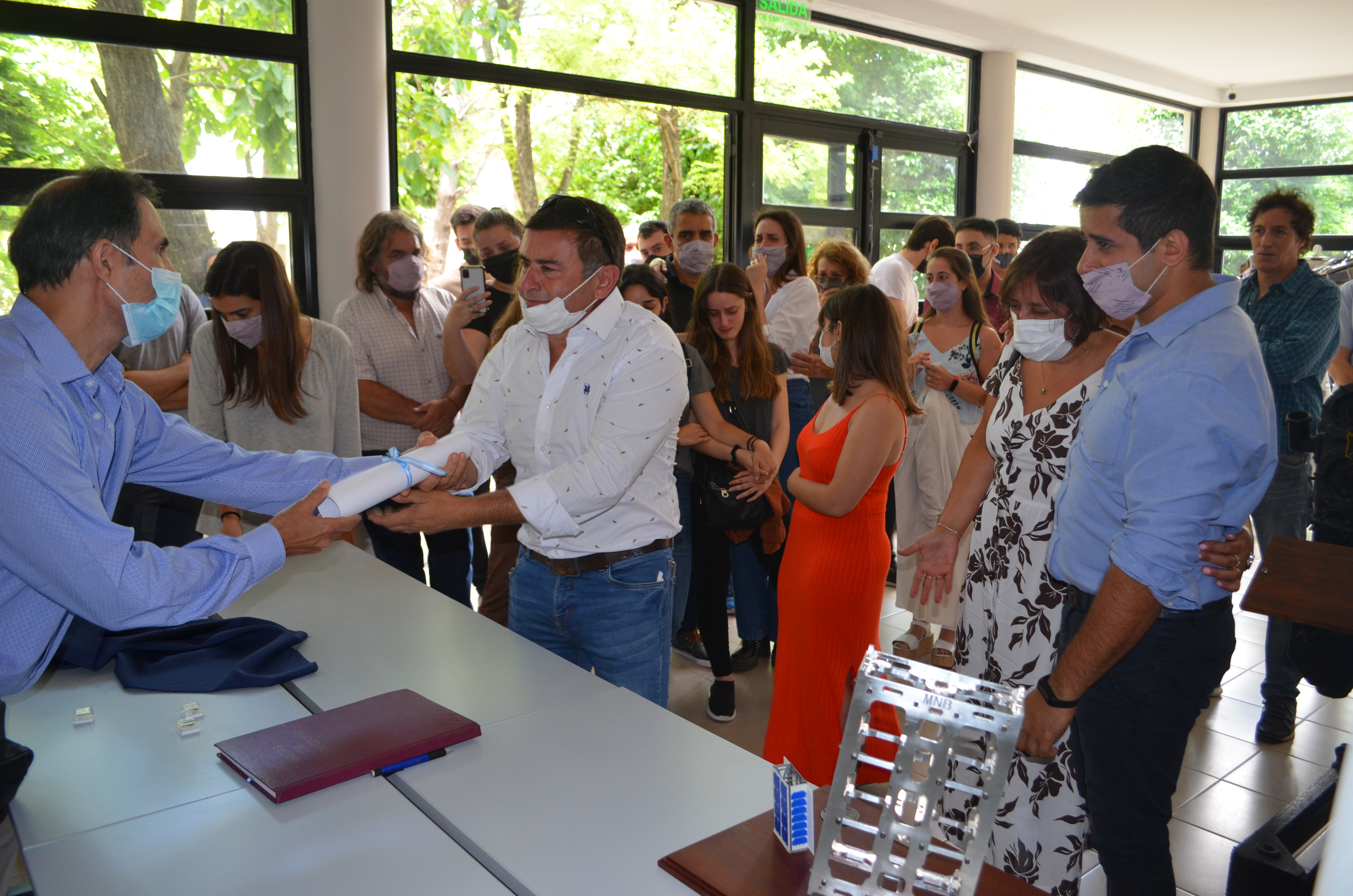El Director la Carrera, Julio Marañon Di Leo, entrega el diploma a la familia.