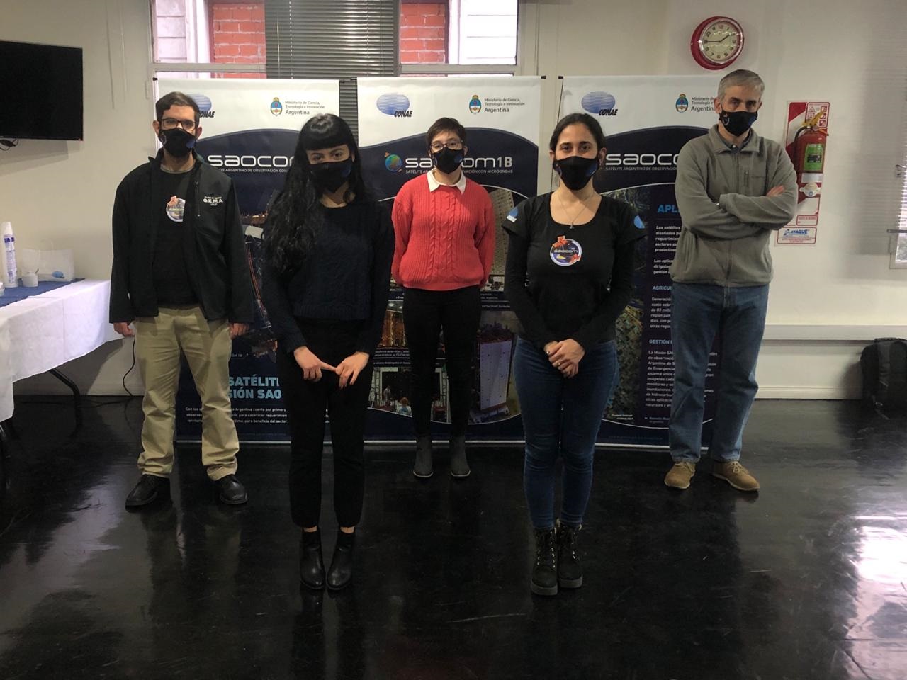 El equipo de ingenieros e ingenieras de la UNLP que formó parte de la puesta en órbita del SAOCOM 1B.