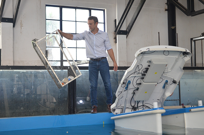 El-robot-posee-la-capacidad-de-limpiar-los-residuos-superficiales,-y-hasta-40-cm-de-profundidad
