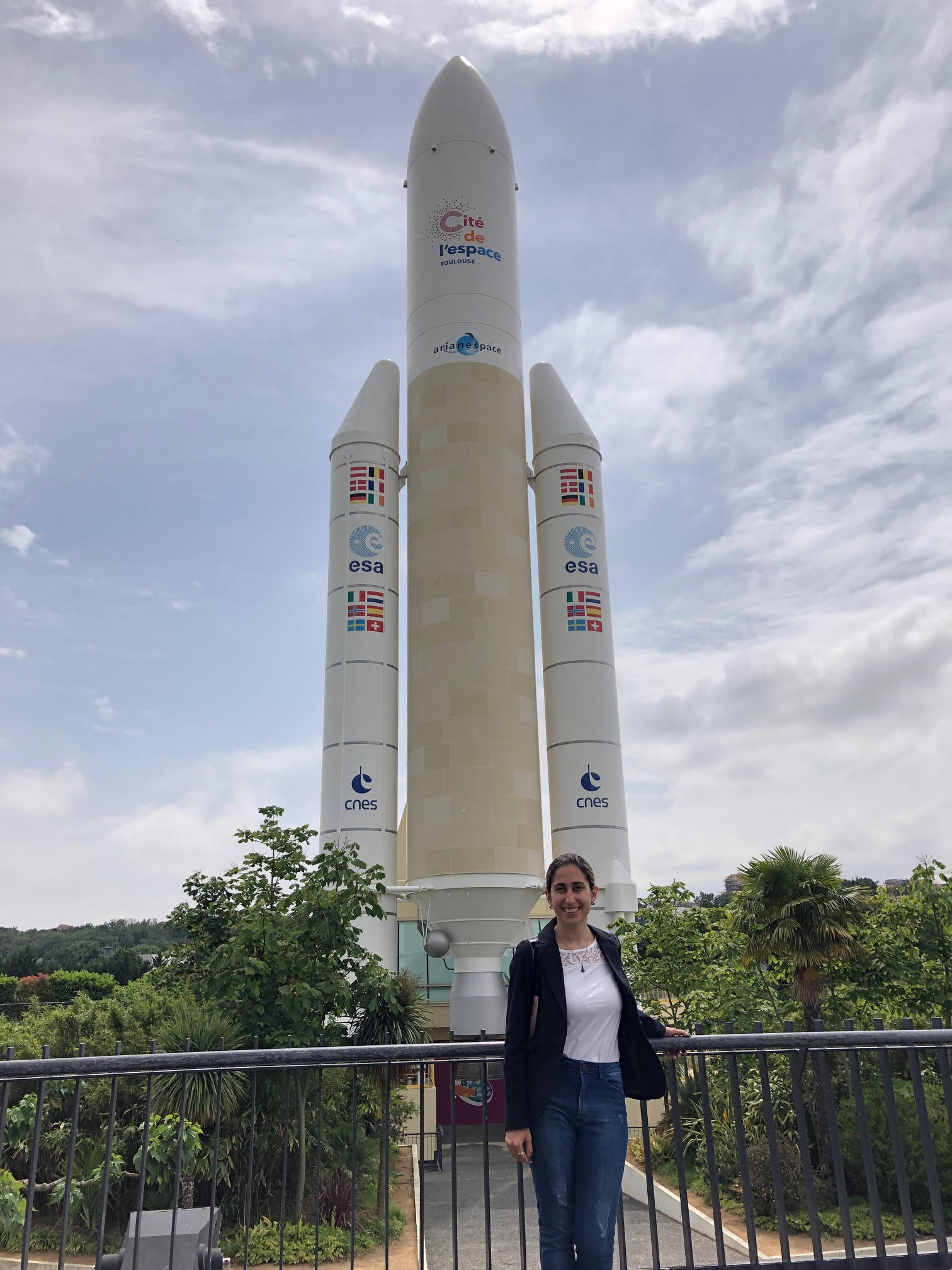 En la Ciudad del Espacio en Toulouse, con la maqueta del Ariane V