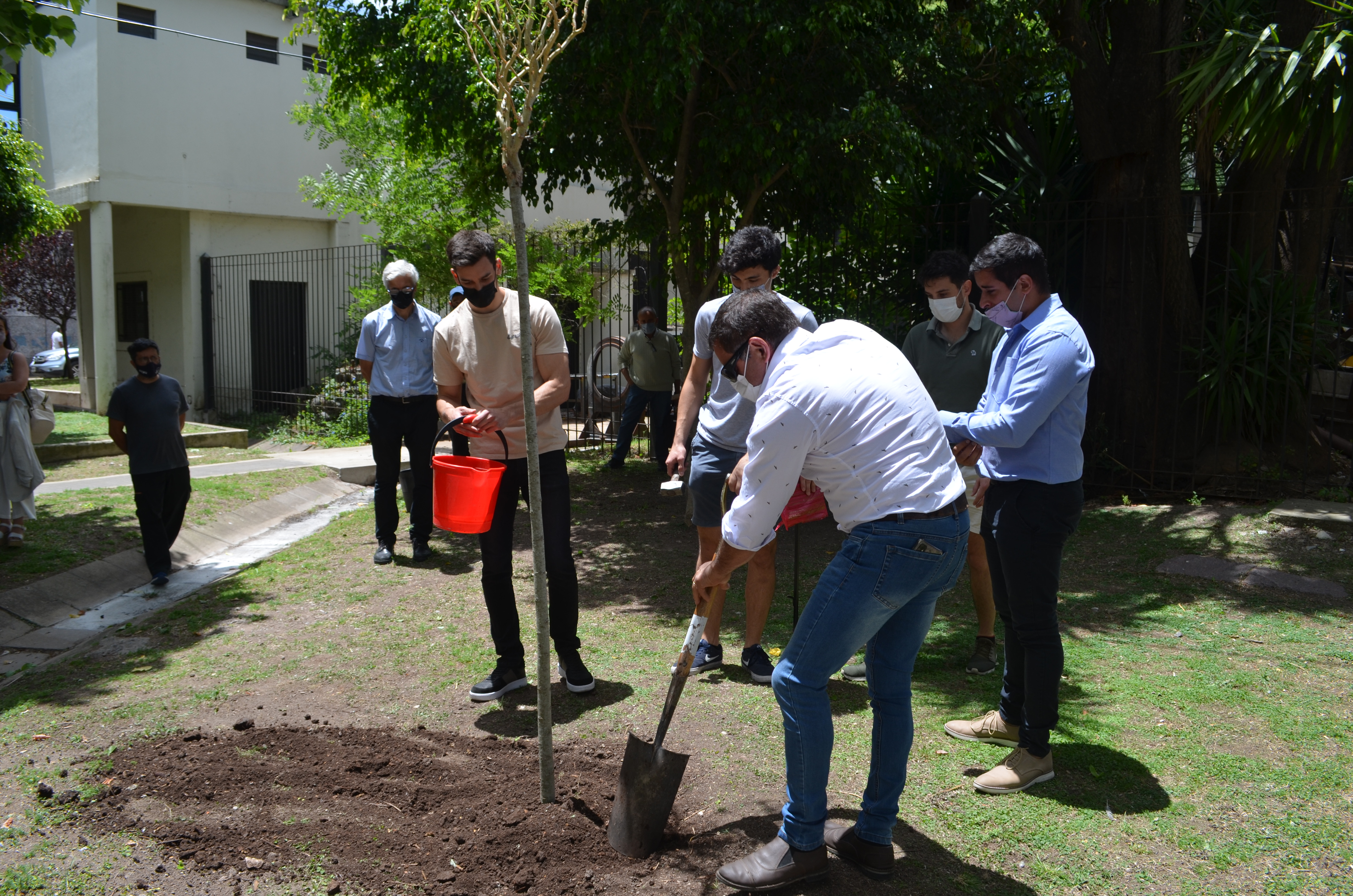 Fabián Barceló, papá de Matías durante la plantación de un sauce en recuerdo de su hijo.
