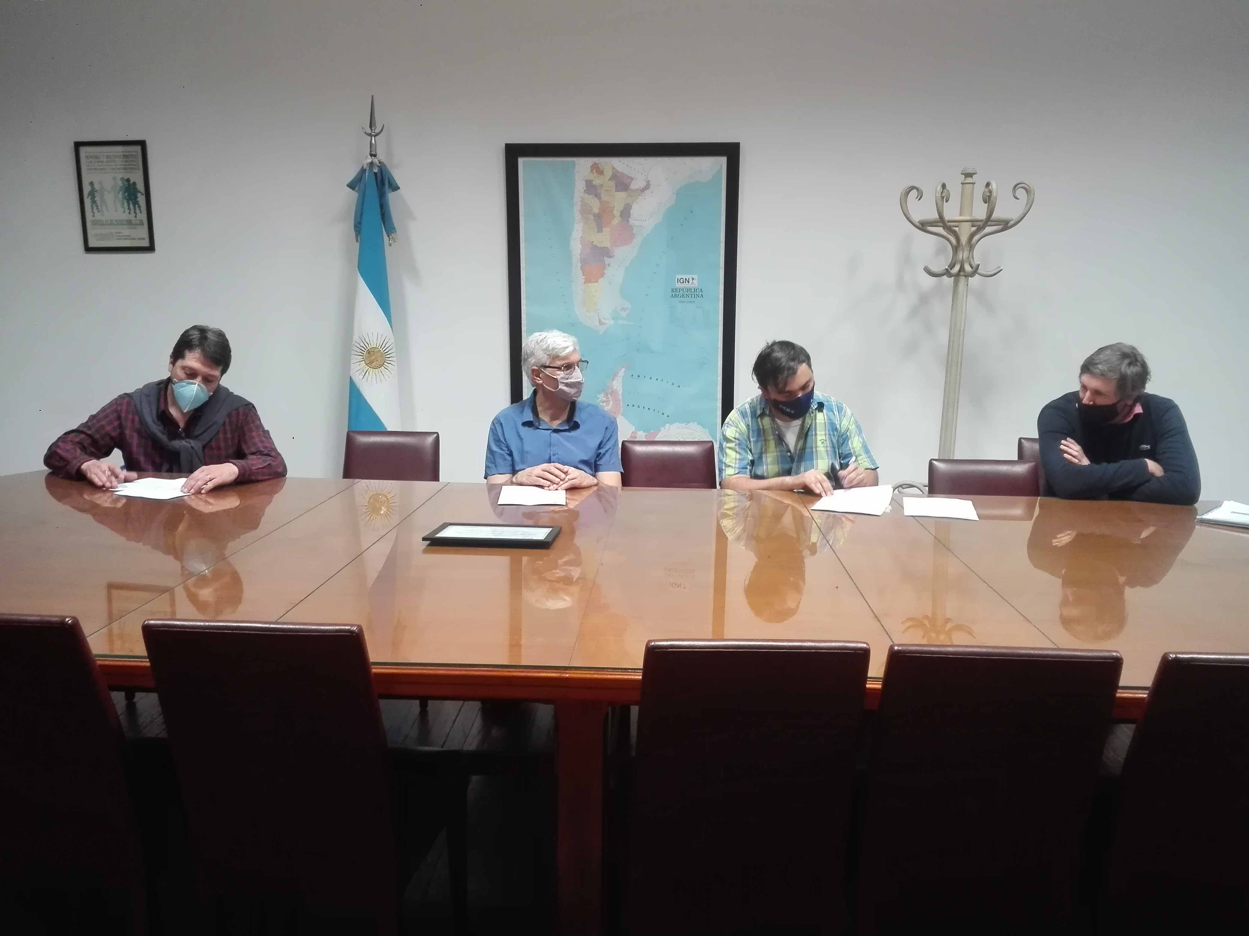 Firma del convenio entre la Facultad de Ingeniería y CAVEA.