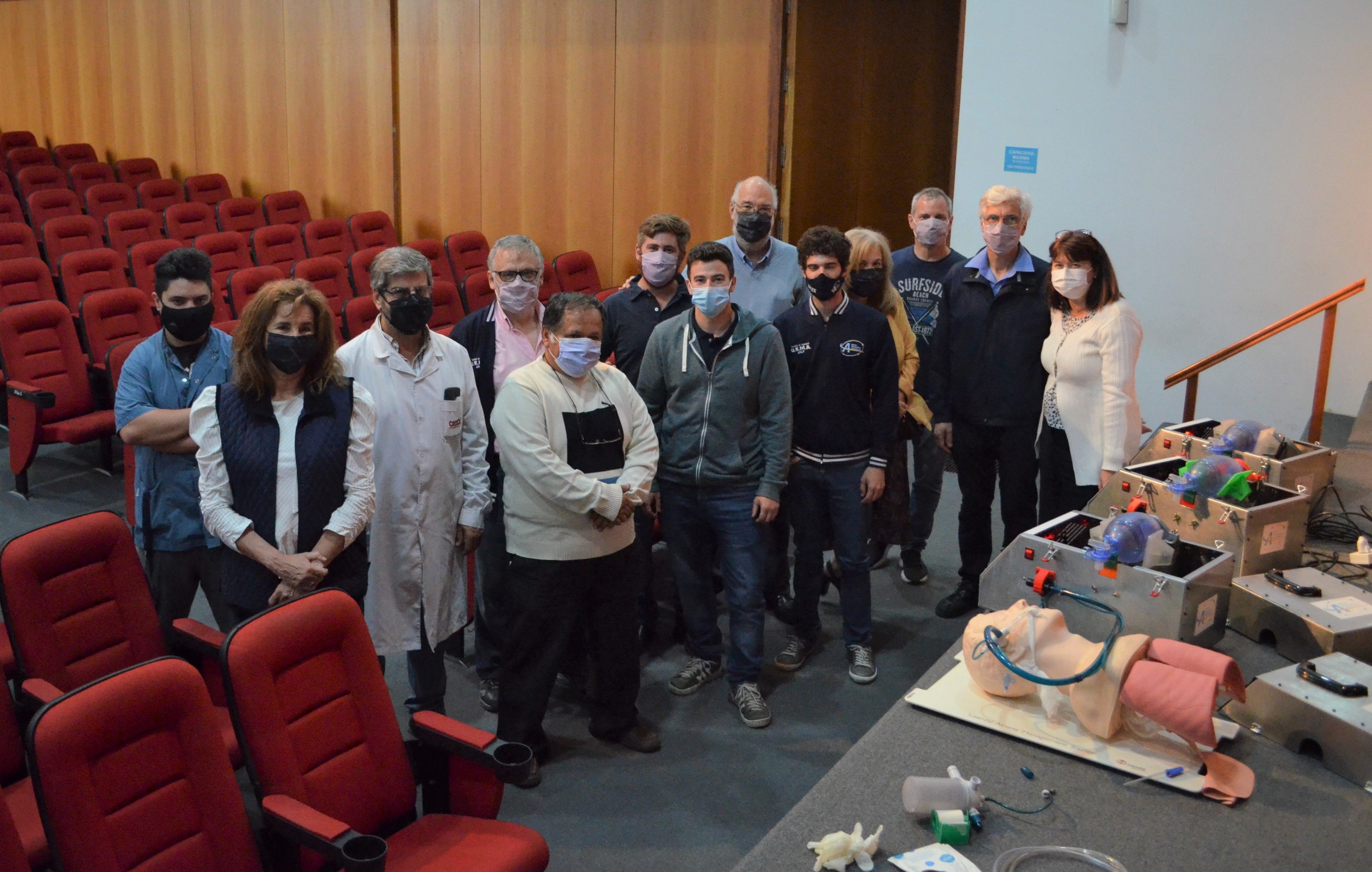 Integrantes de las facultades de Ciencias Médicas e Ingeniería.