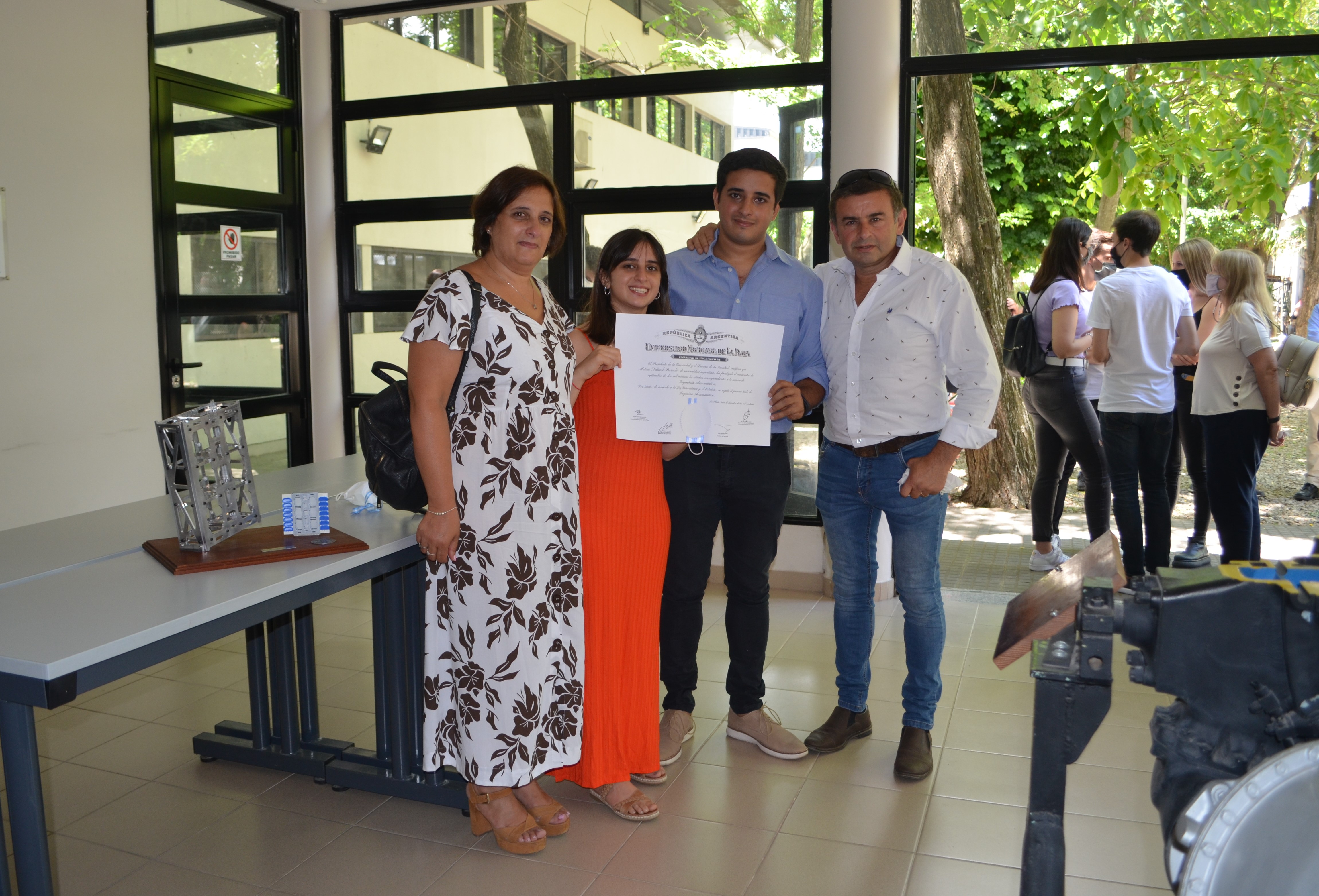 La familia de Matías con el diploma de ingeniero aeronáutico. 