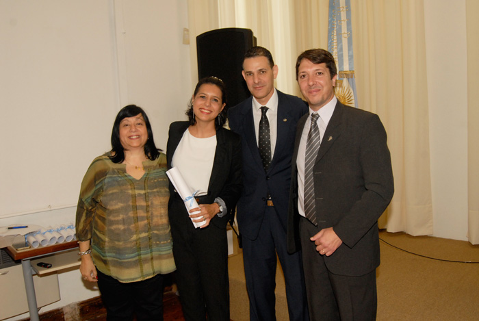 Ma.Belén Basílico recibiendo su diploma 