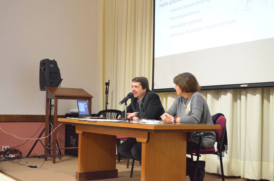 El decano de Ingeniería, Horacio Frene, y la profesora titular de la Cátedra de Ingreso, Rossana Di Domenicantonio