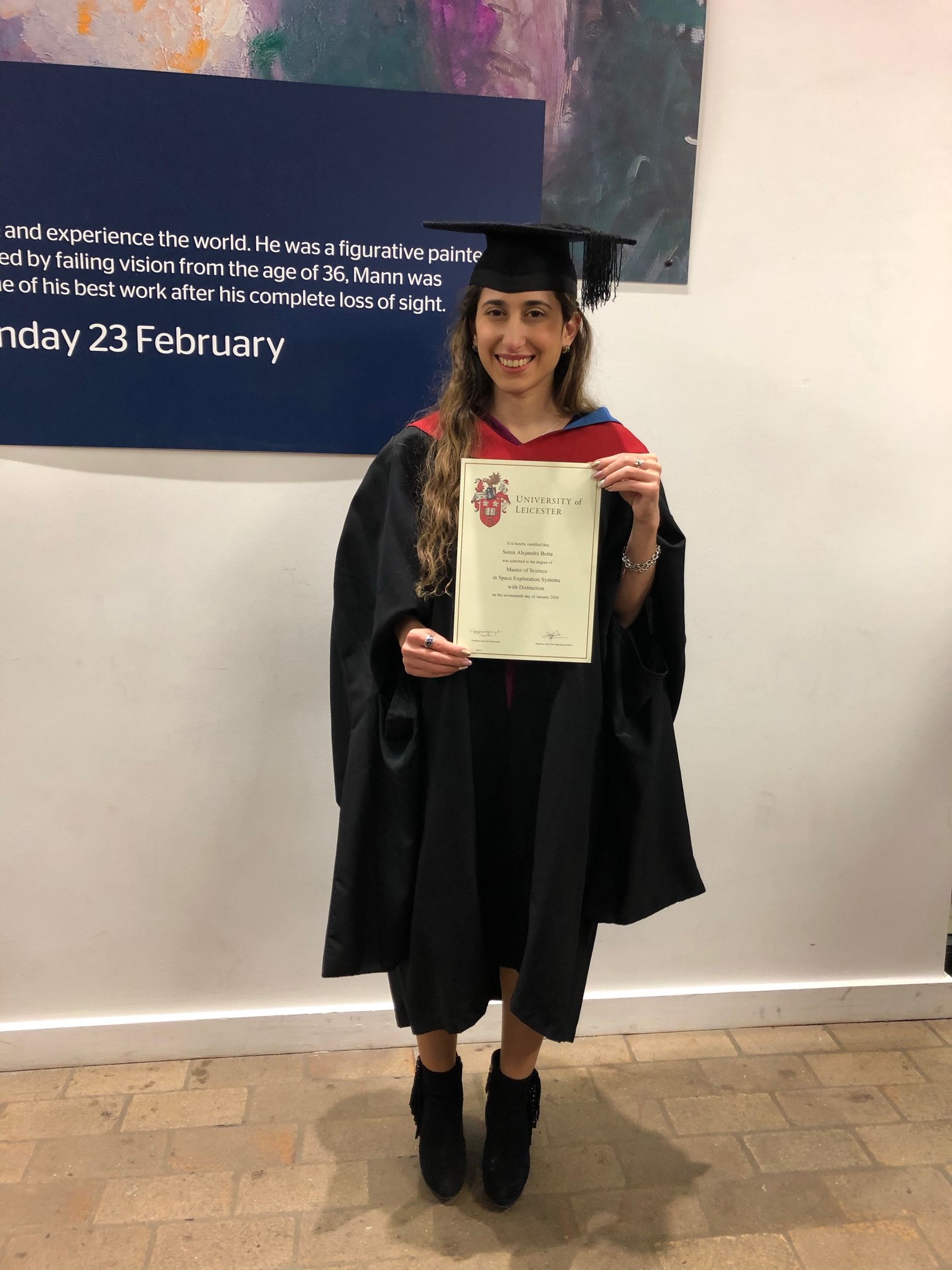 Sonia Botta con su diploma de Master en Ciencias