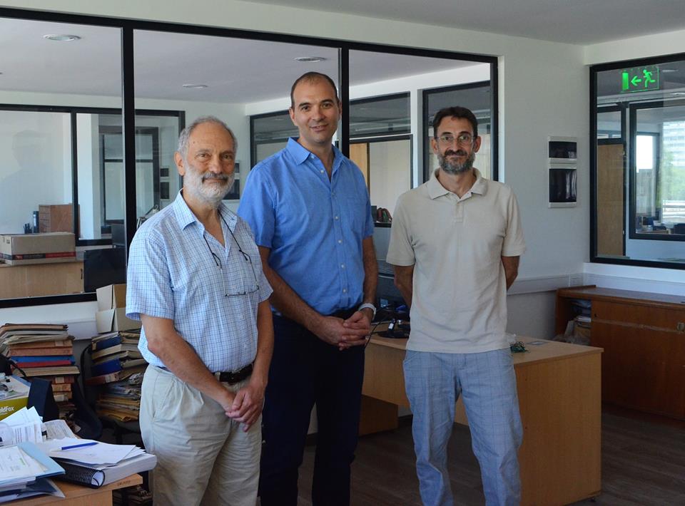 El Dr. Ing. Carlos Muravchik, Dr. Viktor Gruev y Dr. Martín Hurtado en el Laboratorio de Electrónica Industrial, Control e Instrumentación (LEICI)